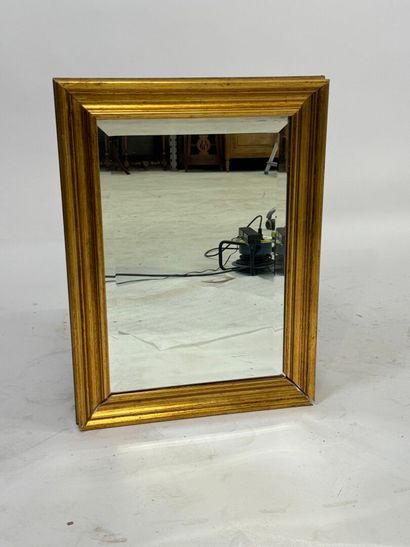 Miroir rectangulaire en bois doré, le verre...