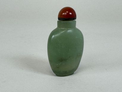 CHINE, XXe.
Tabatière en pierre colorée à...