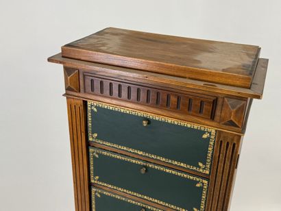 Cartonnier en bois mouluré ouvrant par huit...