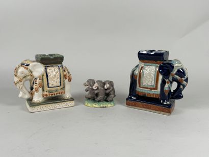 Paire de cendriers en faïence polychrome...