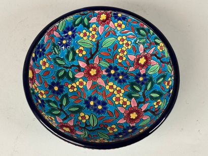 Émaux de LONGWY.
Coupe talon en faïence polychrome...