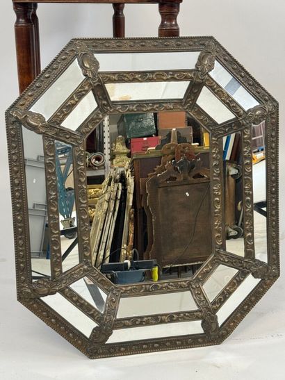Miroir octogonal à parcloses en laiton repoussé.
64...