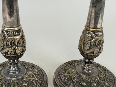 Paire de bougeoirs en bronze argenté, la...