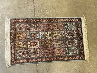 Petit tapis indien en soie à décor de jardins.
100...