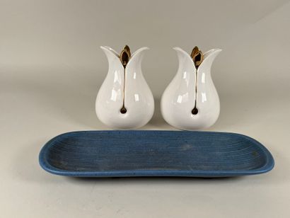 Paire de vases en céramique à décor doré...