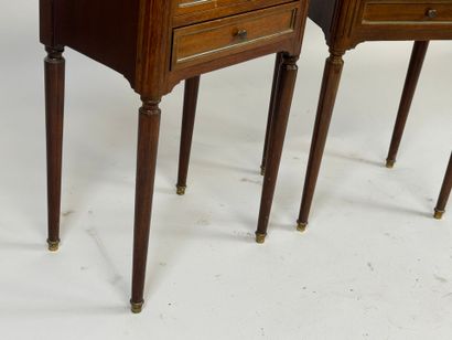 Paire de chevets en bois mouluré ouvrant...