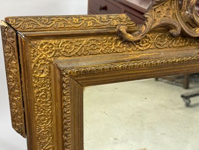 Miroir en bois et stuc doré à décor de rinceaux...