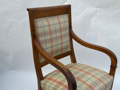 Fauteuil en bois fruitier.
Travail rustique...