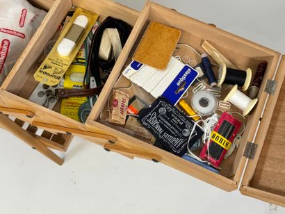 Travailleuse ou boîte à ouvrage en bois clair,...
