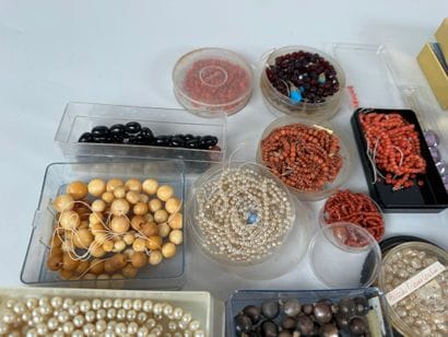 Important lot of pearls, necklaces, playing...
