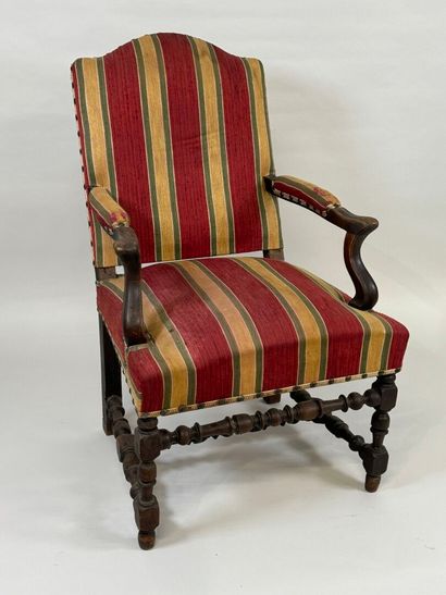 Fauteuil en bois mouluré, tourné et teinté,...