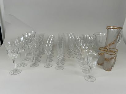 Diverses parties de services en verre et...