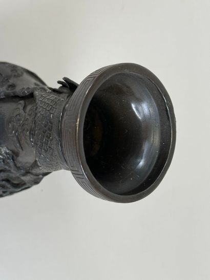 INOCHINE, XXe.
Petit vase balustre en bronze...