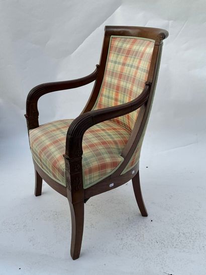 Fauteuil gondole en acajou mouluré et sculpté...