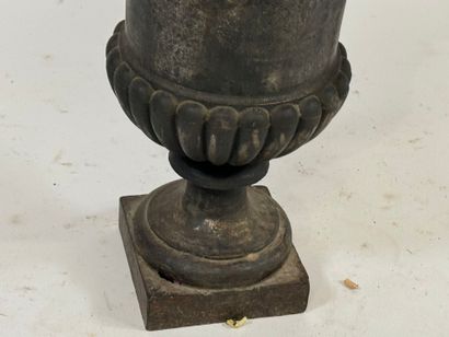 Medici-style cast-iron garden basin.
H. 47...