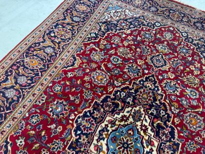 IRAN, XXe.
Important tapis en laine nouée...