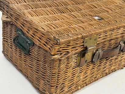 Wicker, metal and leather trunk.
31 x 70...