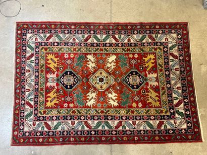 Tapis d'orient en laine nouée main à décor...