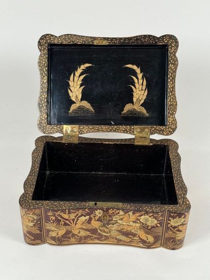 JAPAN, 20th century.
Scrolled lacquer box...