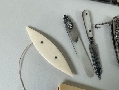 Petit lot d'objets de vitrine comprenant...