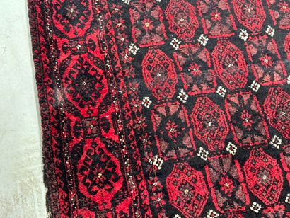 IRAN, XXe.
Tapis en laine nouée main à décor...