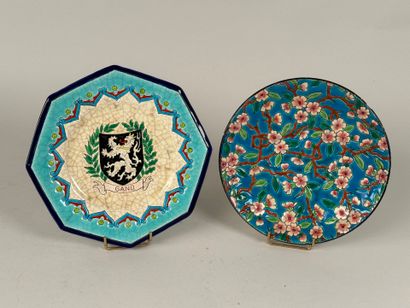 Émaux de LONGWY.
Assiette en faïence polychrome...