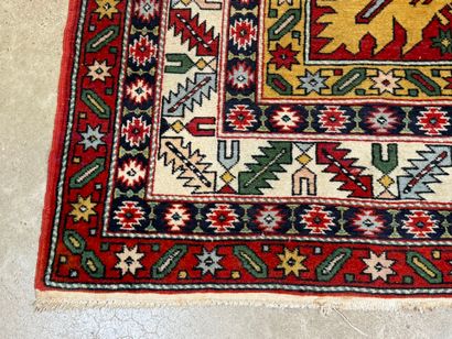 Tapis d'orient en laine nouée main à décor...