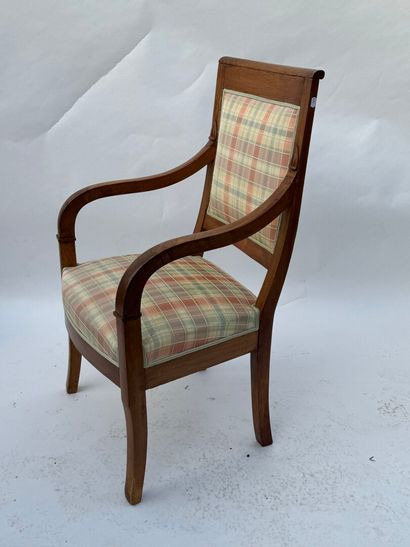 Fauteuil en bois fruitier.
Travail rustique...