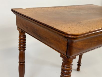 Petit bureau en bois mouluré et tourné, ouvrant...