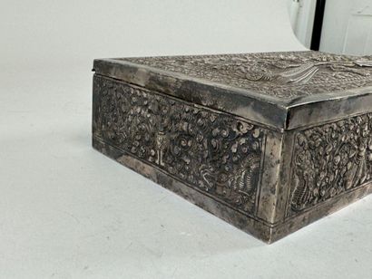Boite rectangulaire en métal argenté à décor...