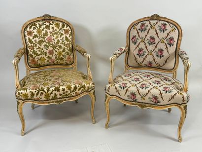 Paire de fauteuils à la Reine en bois mouluré...