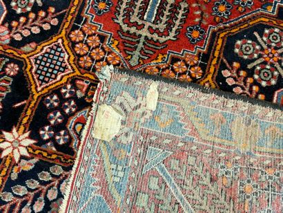 Tapis d'orient en laine nouée main à décor...
