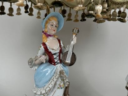 Paire de lampes à décor de sujets en porcelaine...