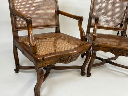 Paire de fauteuils en bois mouluré et sculpté...