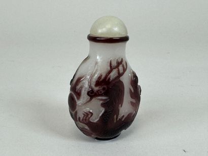 CHINE, XXe.
Tabatière en verre overlay à...