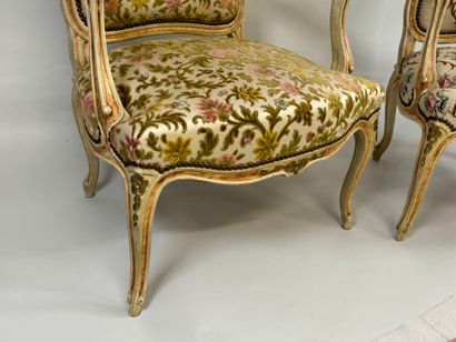 Paire de fauteuils à la Reine en bois mouluré...