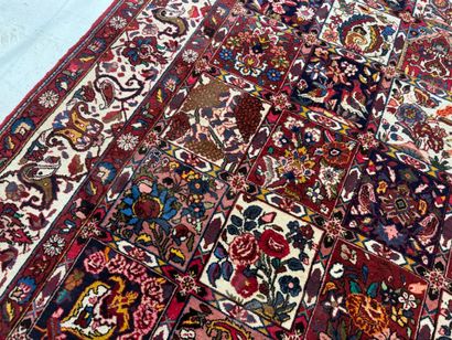 IRAN, XXe.
Important tapis en laine nouée...