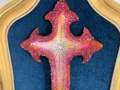 Enameled brass cross.
Presented on its blue...