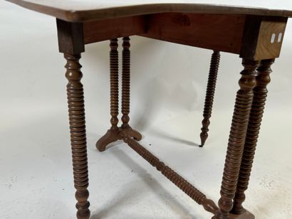 Table gate-leg en acajou, le plateau rectangulaire...