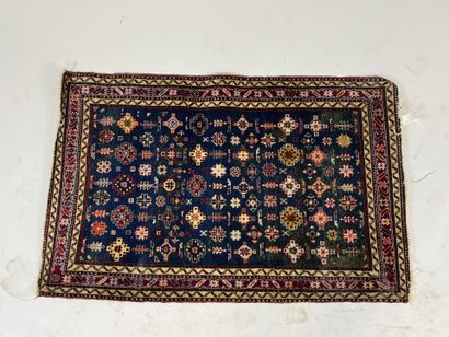 Tapis en laine à points noués à décor de...