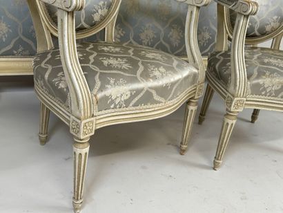 Partie de mobilier de chambre en bois mouluré...