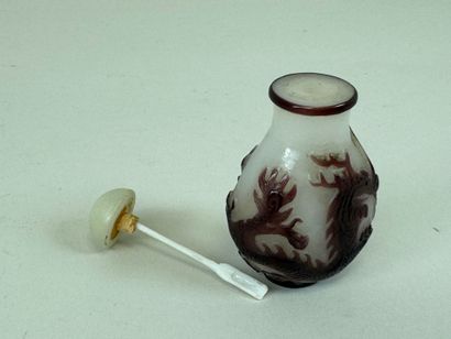 CHINE, XXe.
Tabatière en verre overlay à...
