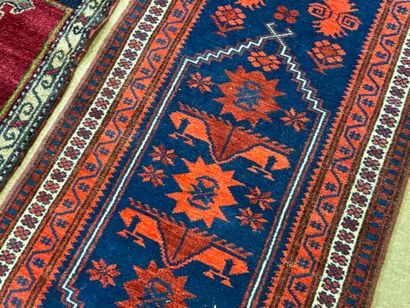Lot de 3 petits tapis d'orient en laine nouée...