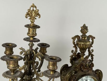 Garniture de cheminée en bronze ciselé à...