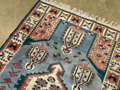 Petit tapis d'orient en laine nouée main...