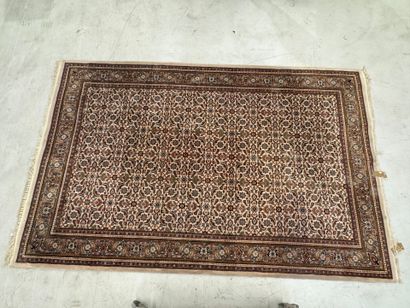 Important tapis en laine nouée main à décor...