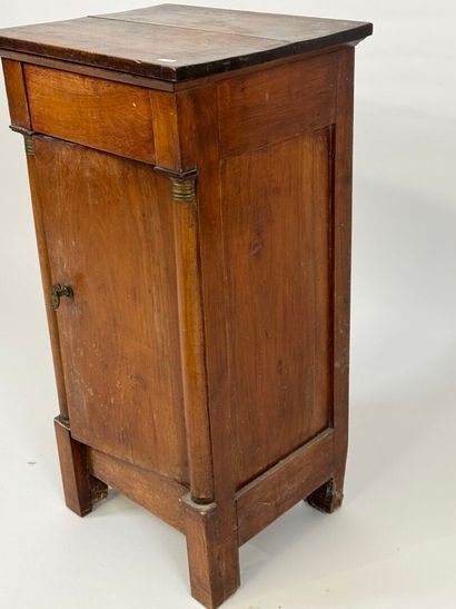 Petit chevet en bois à demi-colonnes détachées,...