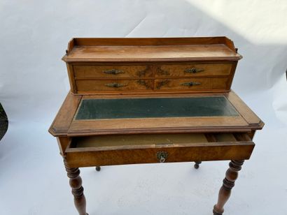 Petit bureau à gradin en noyer et placage...