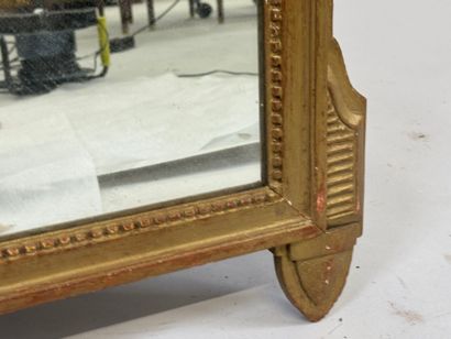 Miroir en bois doré à décor d'attributs de...