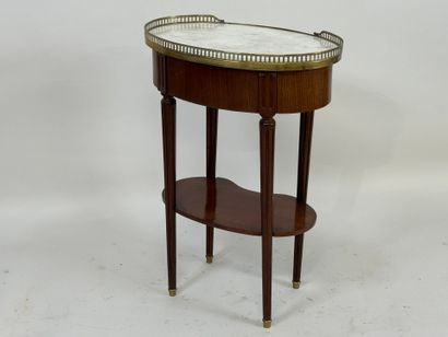 Small oval flying table in mahogany veneer,...